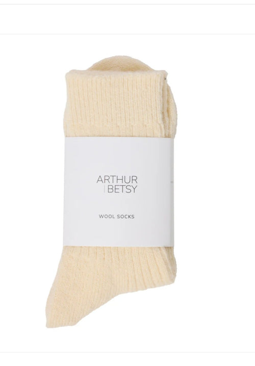 Arthur_Betsy_cream_colored_socks.jpg: Arthur Betsy cream coloured socks included in the KENTUCKY SADDLER luxury gift box by Gift Horse